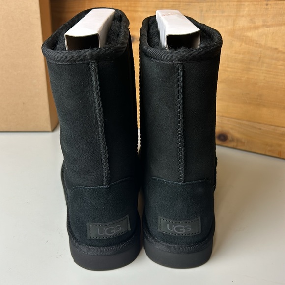 NIB Women’s UGG Classic Short II Black Shearling Sheepskin Boots - Picture 5 of 6